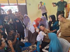 Pj Bupati Kampar Titiskan PIN Polio ke Balita dan Usia Dini di Sipungguk